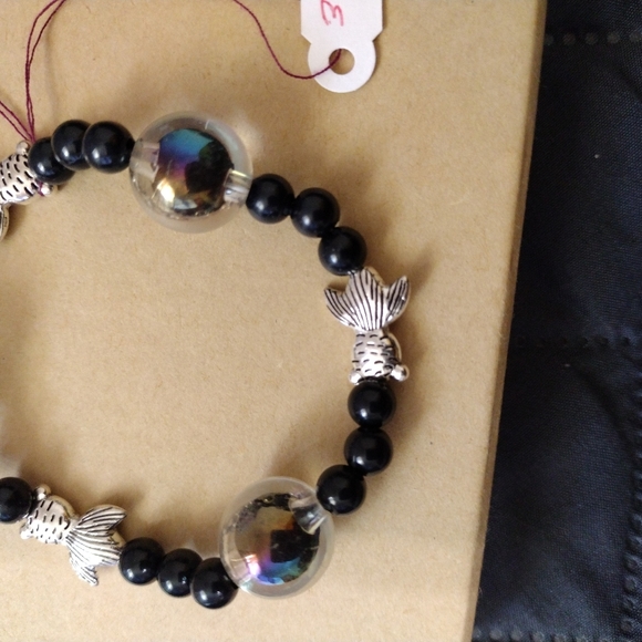 Artemis's Gems custom-made beaded bracelet with metal fish and bubble beads - Picture 3 of 4